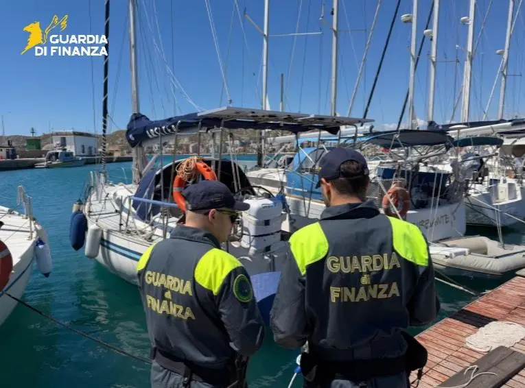 Controlli in mare in Calabria, scoperti cinque yacht con bandiera estera non dichiarati al Fisco per 160 mila euro\n