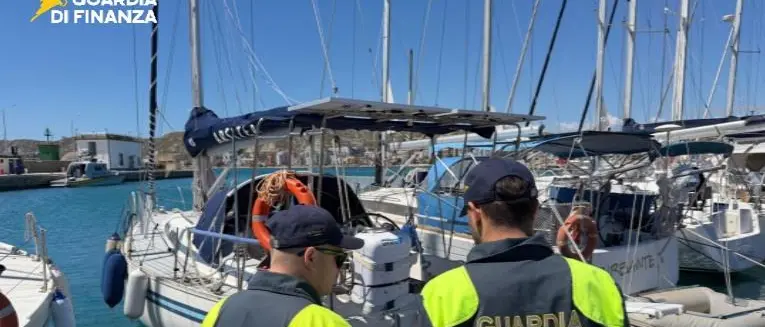 Controlli in mare in Calabria, scoperti cinque yacht con bandiera estera non dichiarati al Fisco per 160 mila euro\n