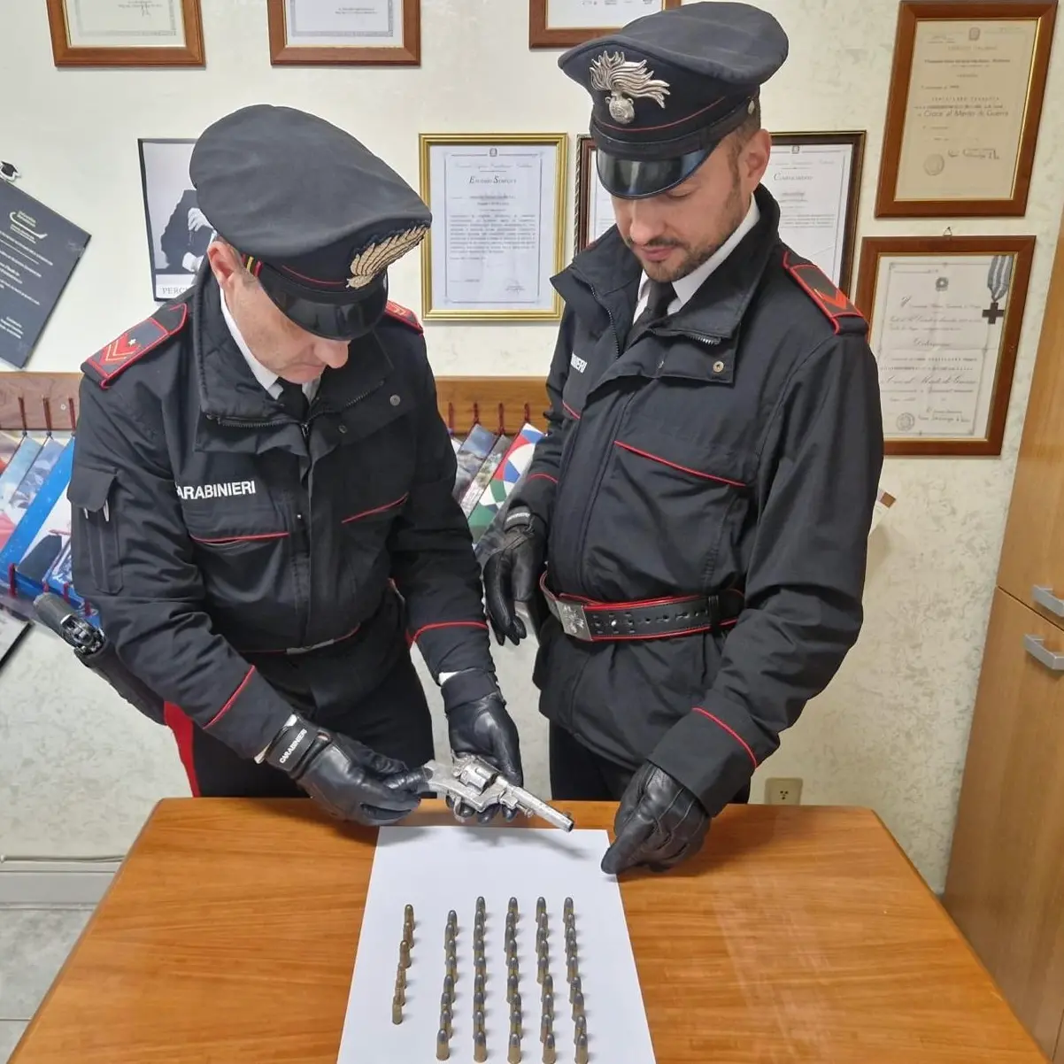 <p>Nascondeva un revolver clandestino in un secchio, <span style=\"color:hsl(0, 75%, 60%);\">84enne arrestato </span>nel Catanzarese</p>