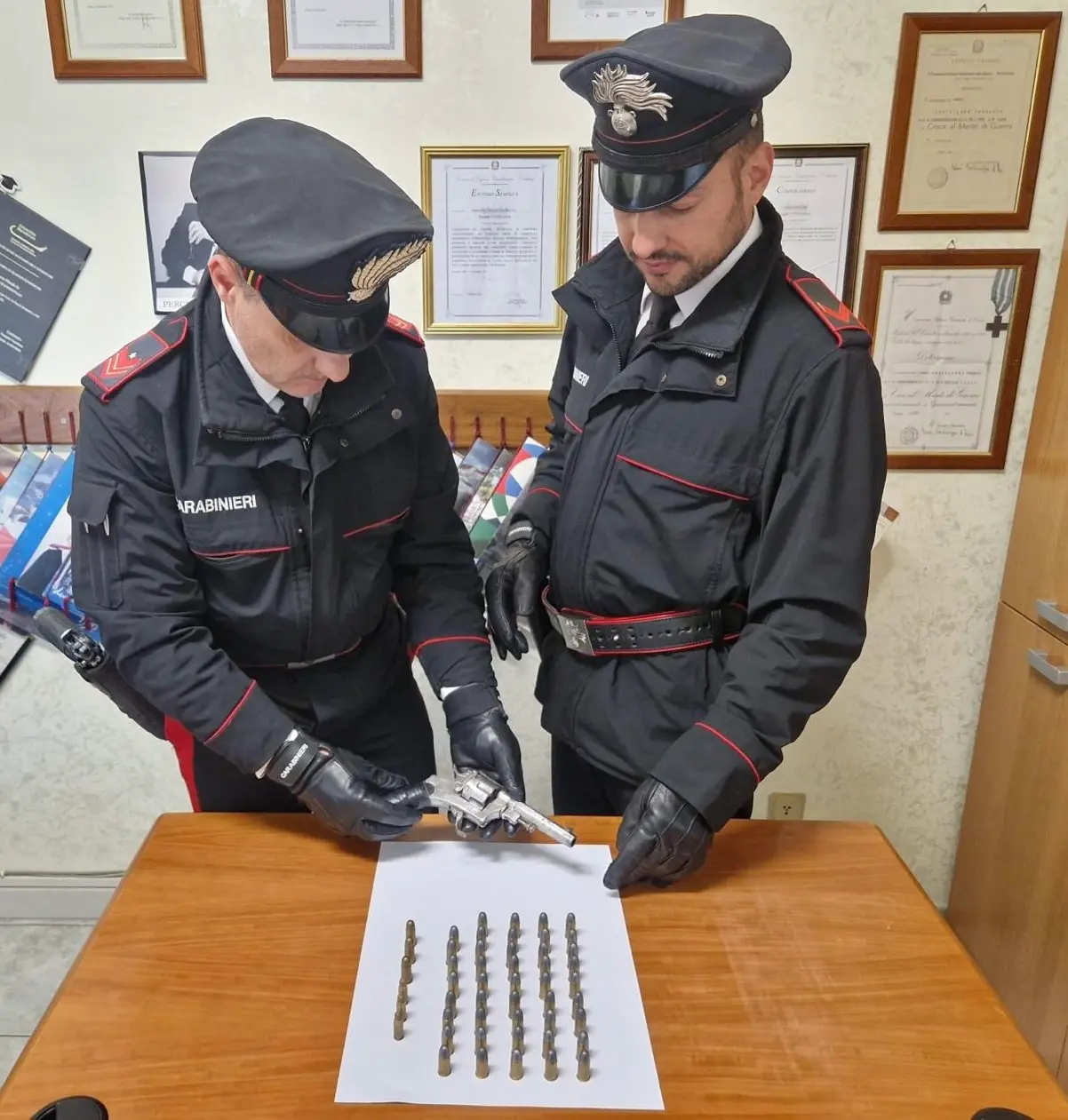 Arrestato un insospettabile 84enne di Sersale:\u00A0nascondeva un revolver clandestino in un secchio\n