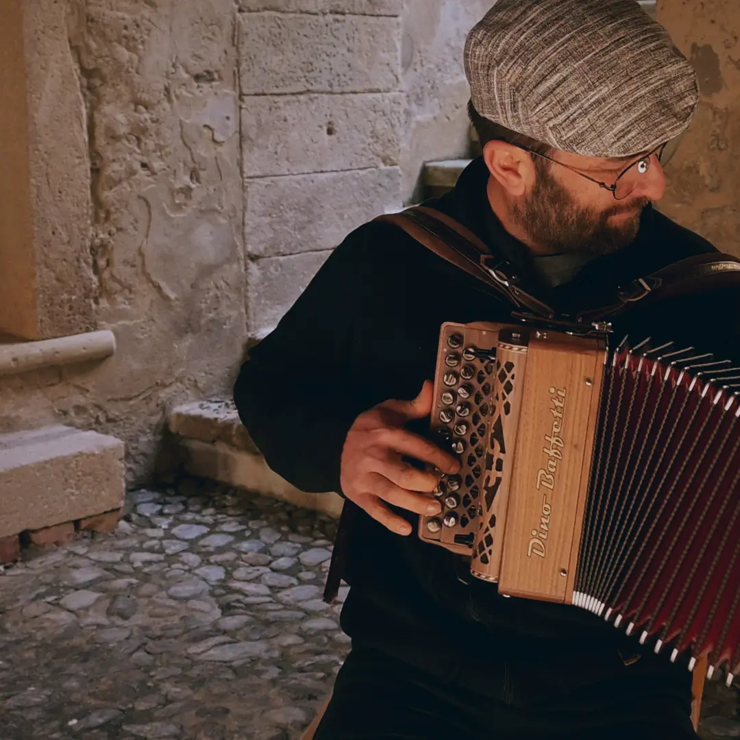 Antonio Grosso a “Tracce”, il musicista calabrese che ha trasformato la paura in melodia\n