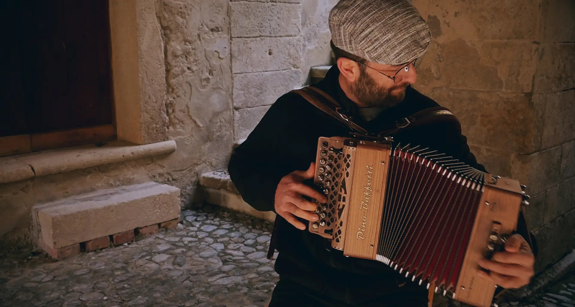 Antonio Grosso a “Tracce”, il musicista calabrese che ha trasformato la paura in melodia\n