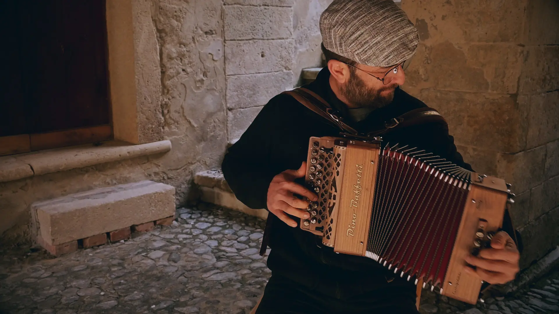 Antonio Grosso a “Tracce”, il musicista calabrese che ha trasformato la paura in melodia\n