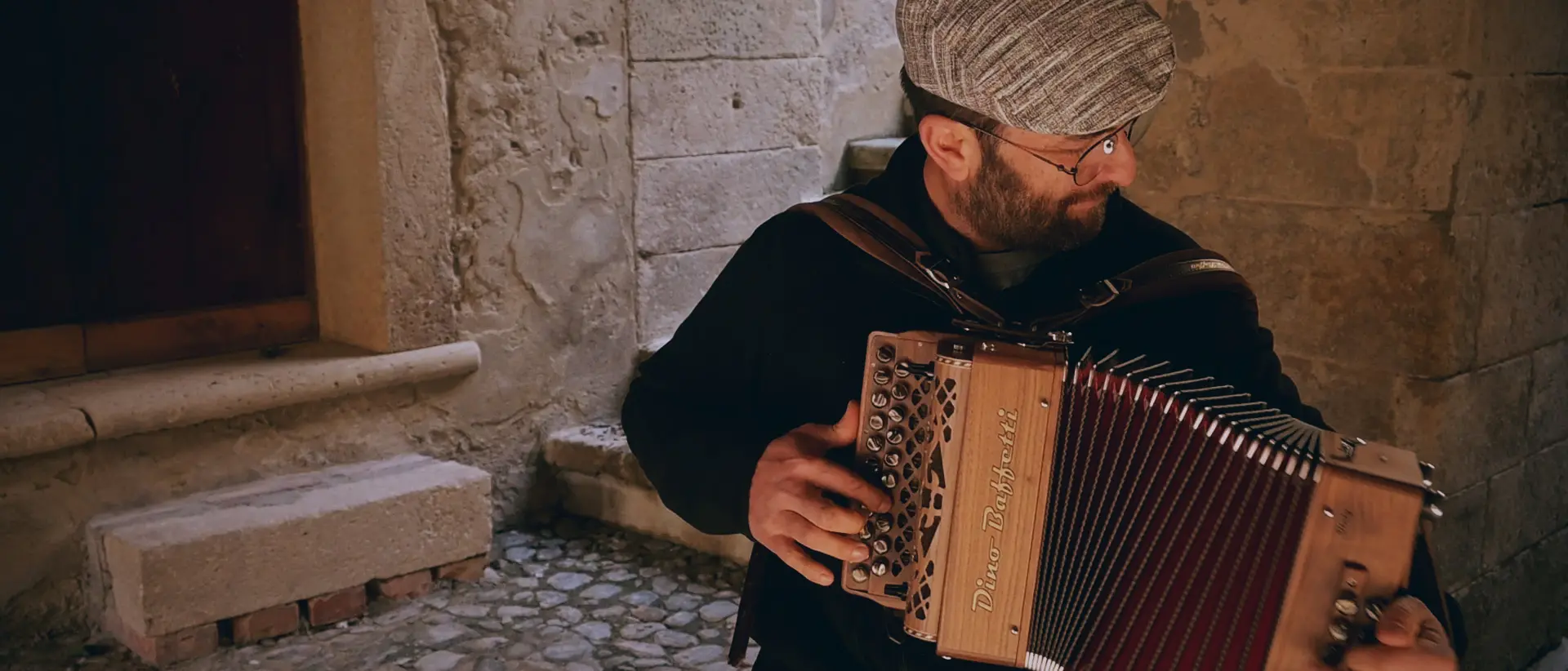 Antonio Grosso a “Tracce”, il musicista calabrese che ha trasformato la paura in melodia\n