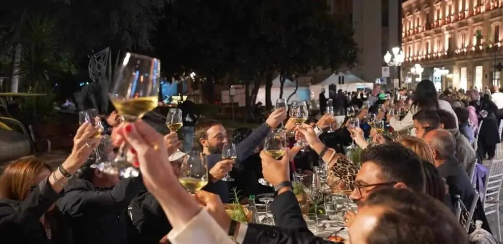 Chef stellati per una tavolata lunga 400 metri, Catanzaro prepara la nuova edizione della Cena straordinaria\n