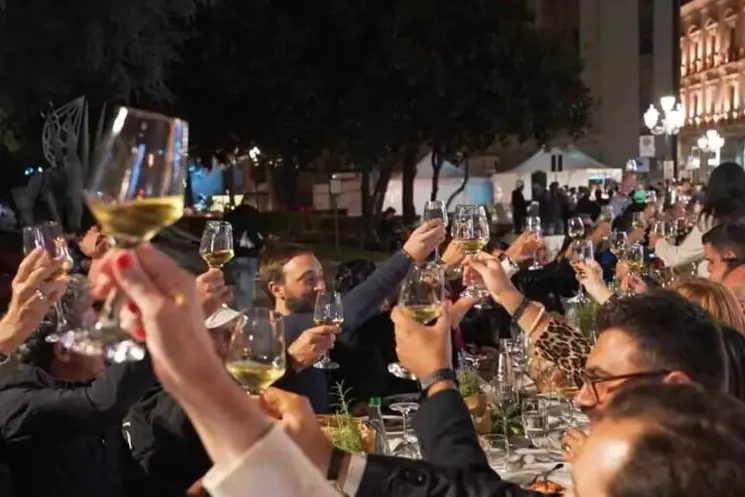 Chef stellati per una tavolata lunga 400 metri, Catanzaro prepara la nuova edizione della Cena straordinaria\n