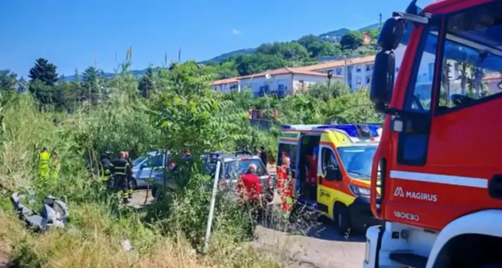 Fuscaldo, camion fuori controllo finisce in un dirupo lungo la statale 18\n