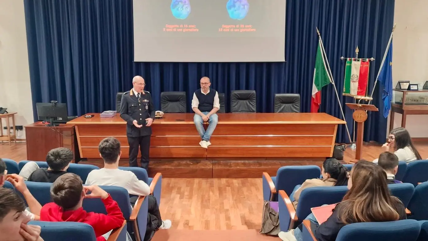 <p>Progetto “Scuole Sicure” a Catanzaro: la polizia locale negli istituti a discutere di <span style=\"color:hsl(0, 75%, 60%);\">prevenzione sull’uso di sostanze stupefacenti</span></p>