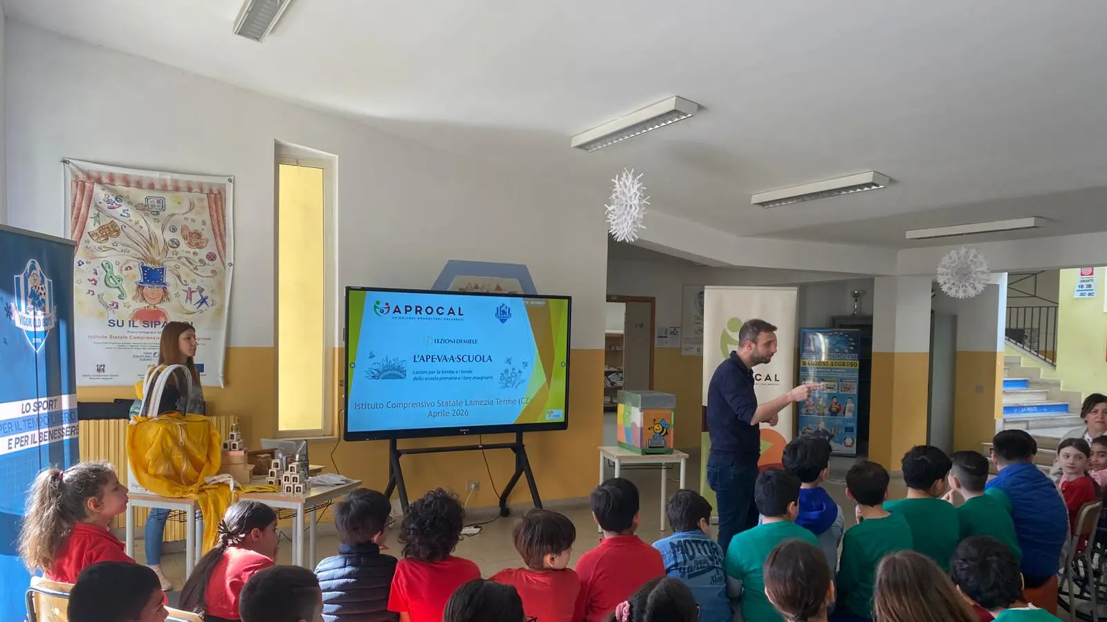 L’ape va a scuola: a Lamezia Terme 355 alunni dell’Istituto comprensivo “Gatti Manzoni Augruso” alla scoperta della biodiversità e dei mieli di Calabria\n