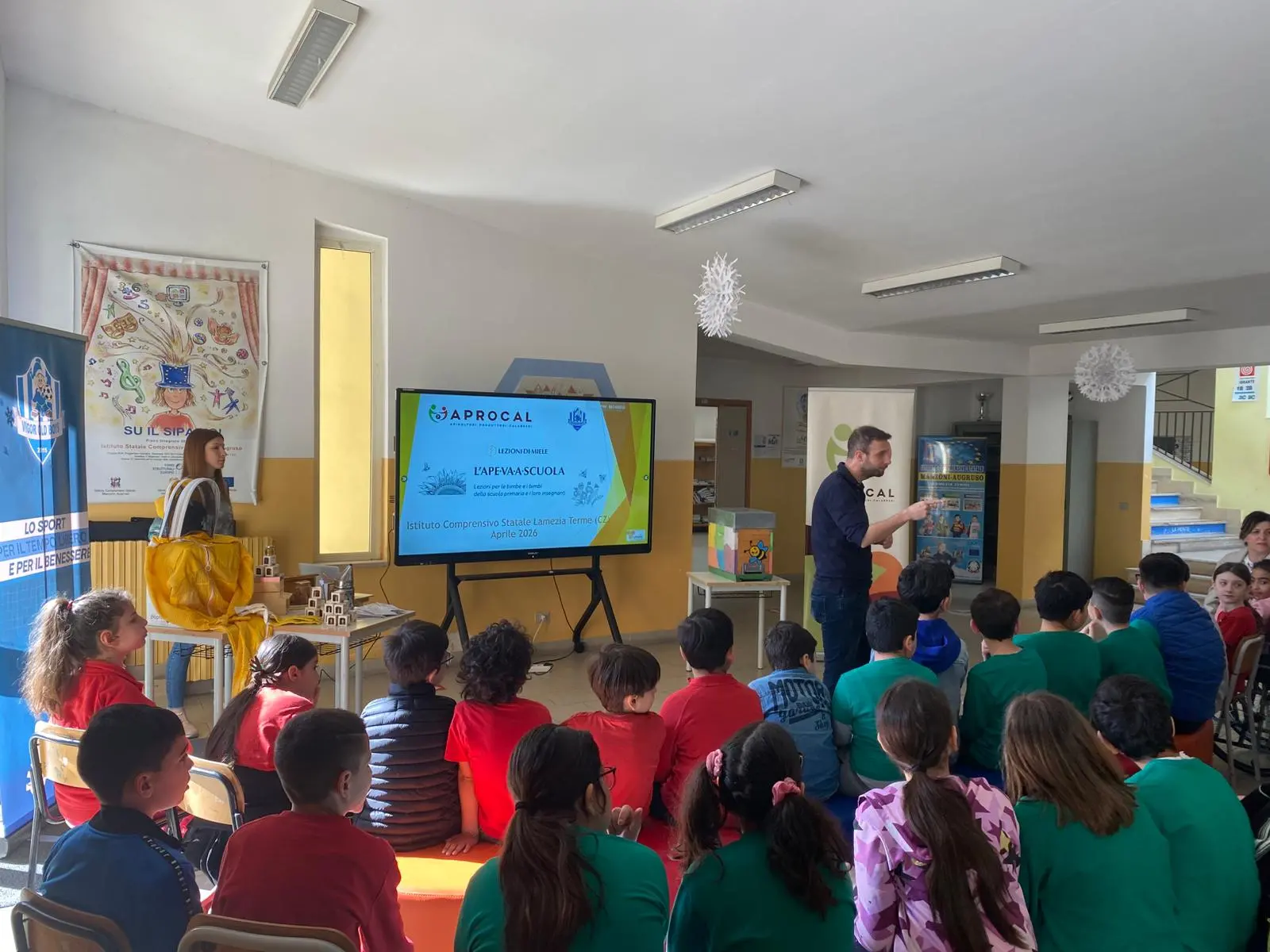 L’ape va a scuola: a Lamezia Terme 355 alunni dell’Istituto comprensivo “Gatti Manzoni Augruso” alla scoperta della biodiversità e dei mieli di Calabria\n