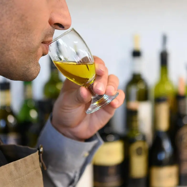 I detenuti diventano assaggiatori d'olio d’oliva: al via un corso professionale in carcere con la collaborazione di Archeoclub Vibo\n