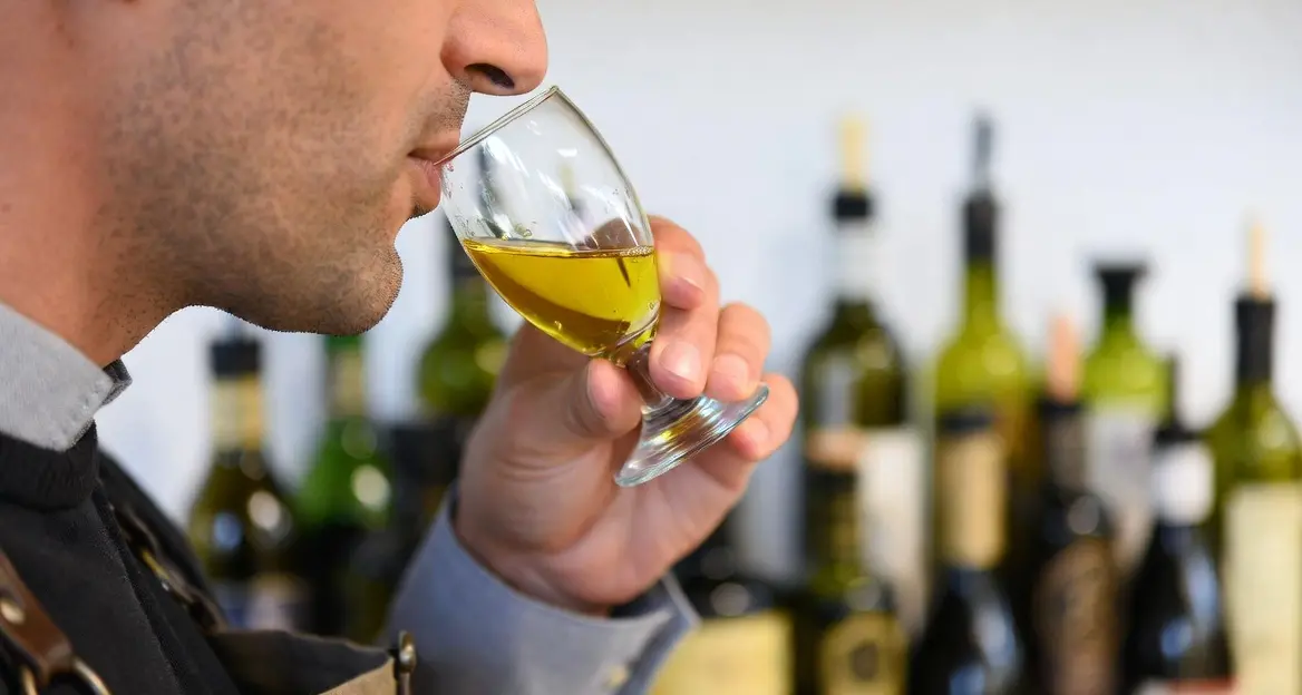 I detenuti diventano assaggiatori d'olio d’oliva: al via un corso professionale in carcere con la collaborazione di Archeoclub Vibo\n