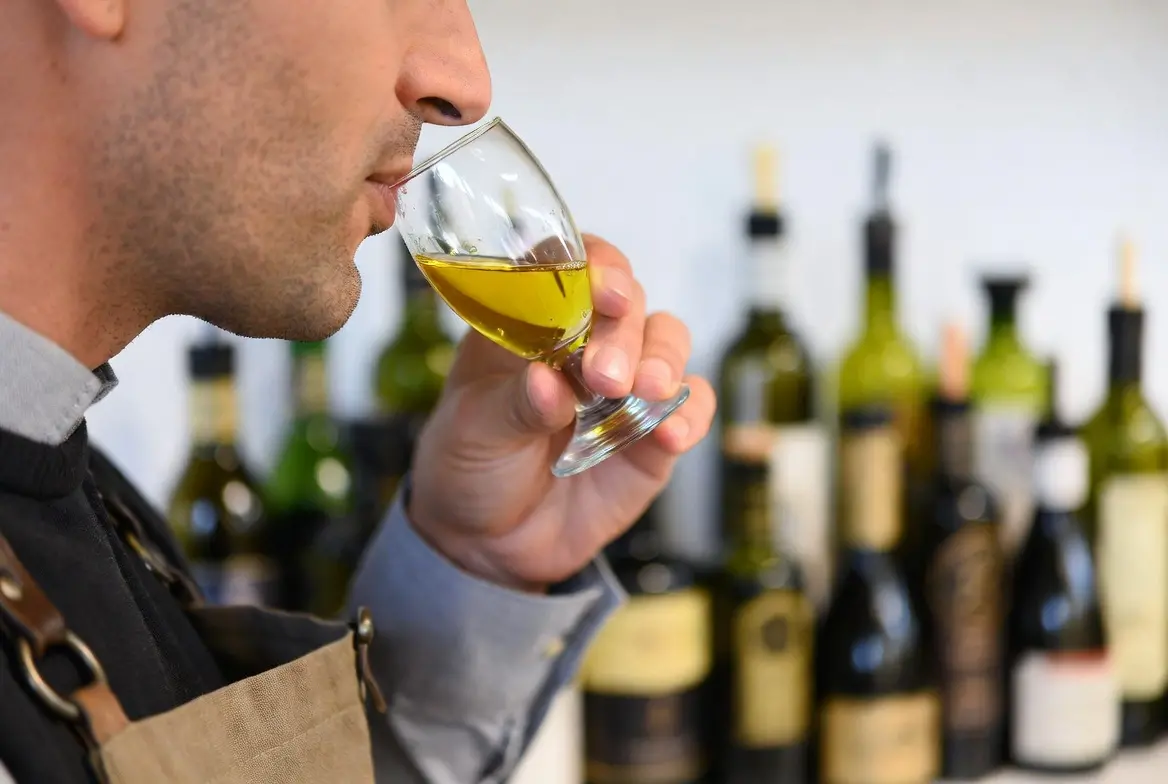 I detenuti diventano assaggiatori d'olio d’oliva: al via un corso professionale in carcere con la collaborazione di Archeoclub Vibo\n