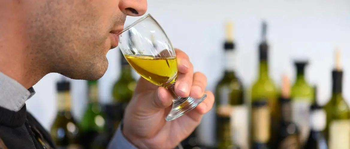 I detenuti diventano assaggiatori d'olio d’oliva: al via un corso professionale in carcere con la collaborazione di Archeoclub Vibo\n
