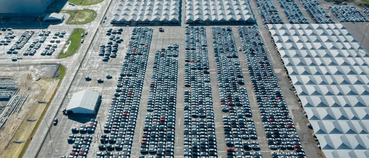 Più elettrico e meno produzione in Europa: Stellantis lancia il piano da 60 miliardi ma i sindacati attaccano\n