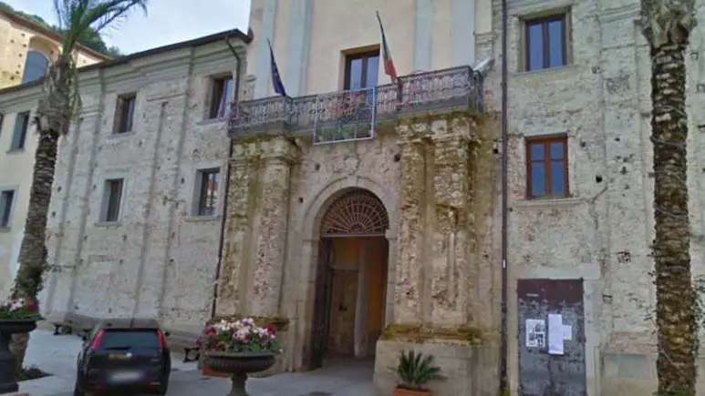 <p>Il Municipio di Soriano Calabro</p>\\n