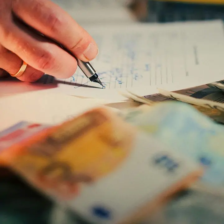 «Vittima di estorsioni online»: ex responsabile finanziario condannato per soldi sottratti a due Comuni del Cosentino\n