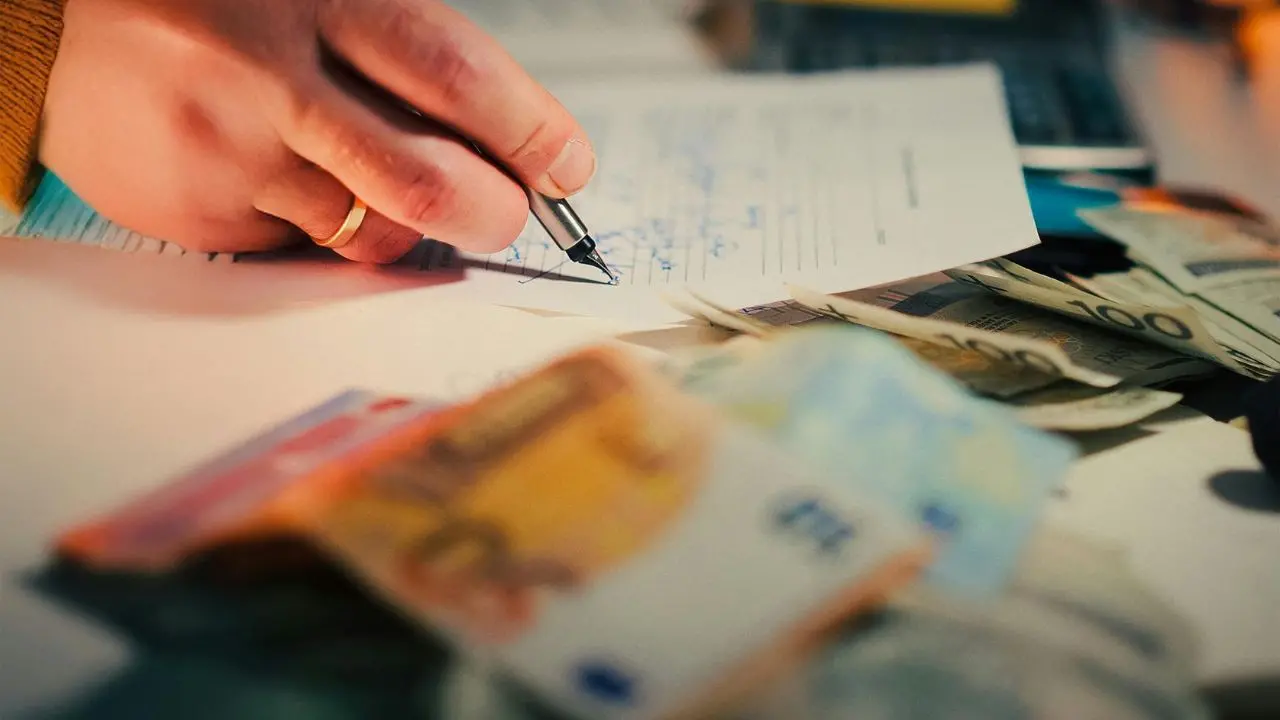 «Vittima di estorsioni online»: ex responsabile finanziario condannato per soldi sottratti a due Comuni del Cosentino\n