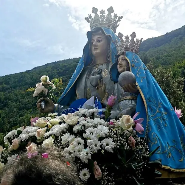 Madonna del Pettoruto, dal pastorello sordomuto che riacquistò la parola al miracolo (smentito) del bambino tornato a camminare\n
