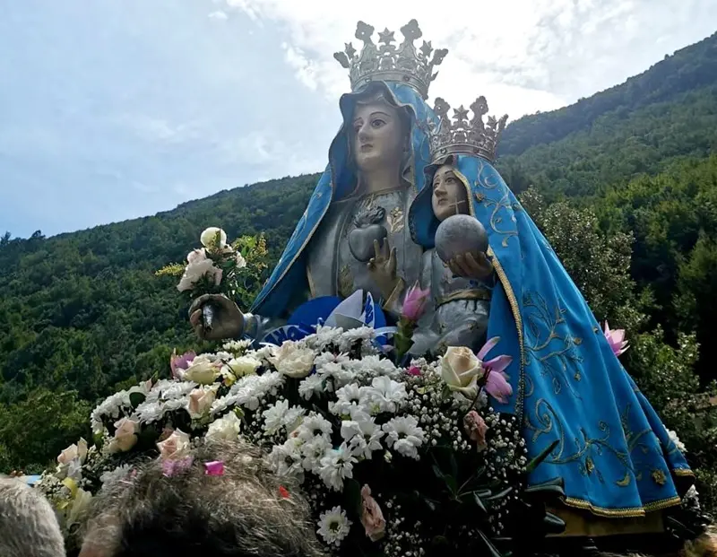 Madonna del Pettoruto, dal pastorello sordomuto che riacquistò la parola al miracolo (smentito) del bambino tornato a camminare\n