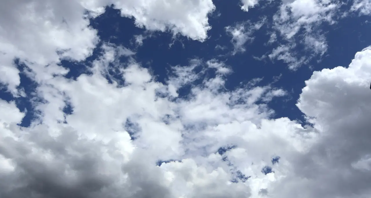 <p>Nuvole e qualche pioggia per il weekend in Calabria,<span style=\"color:hsl(0, 75%, 60%);\"> assaggio d’estate</span> a inizio settimana con picchi di 30 gradi</p>