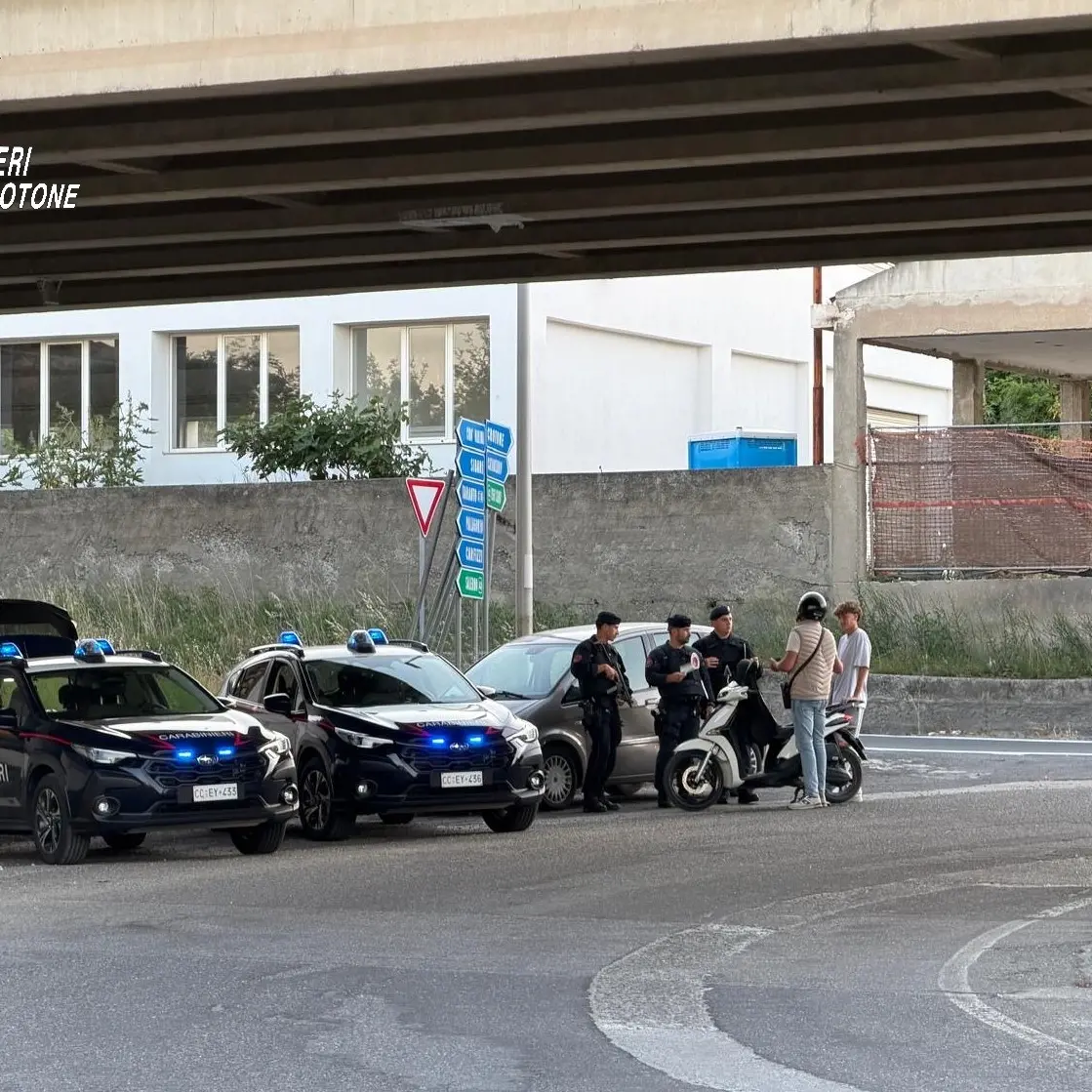 Controlli straordinari nel crotonese, un arresto e decine di sanzioni: il bilancio del carabinieri\u00A0\n
