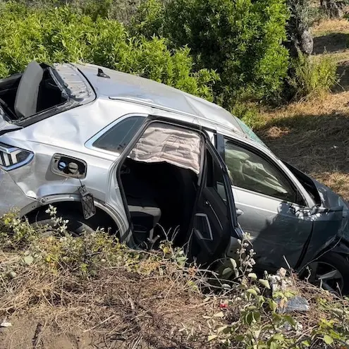 Rossano, incidente sulla vecchia SS106: auto si schianta contro il giardino di una casa\n