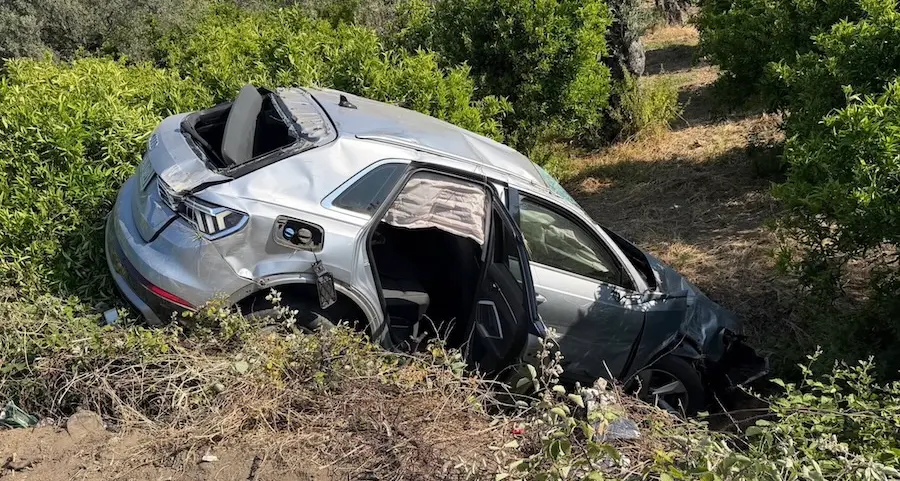 Rossano, incidente sulla vecchia SS106: auto si schianta contro il giardino di una casa\n