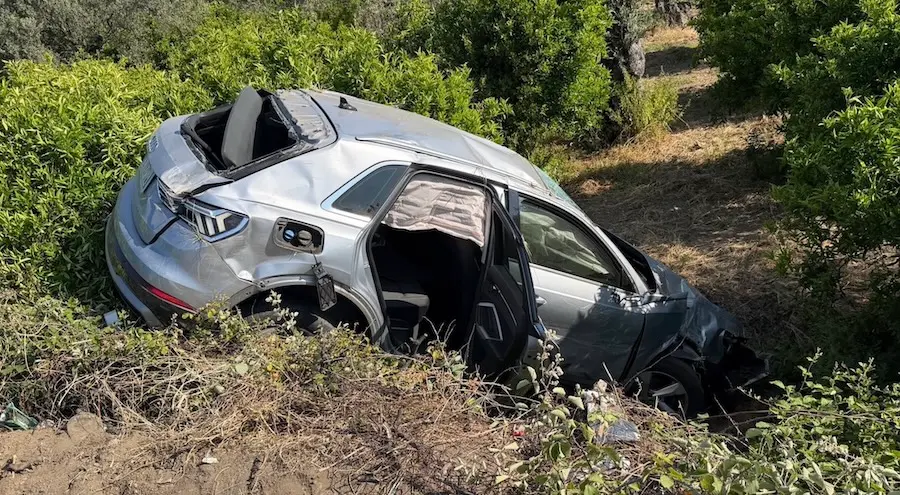Rossano, incidente sulla vecchia SS106: auto si schianta contro il giardino di una casa\n