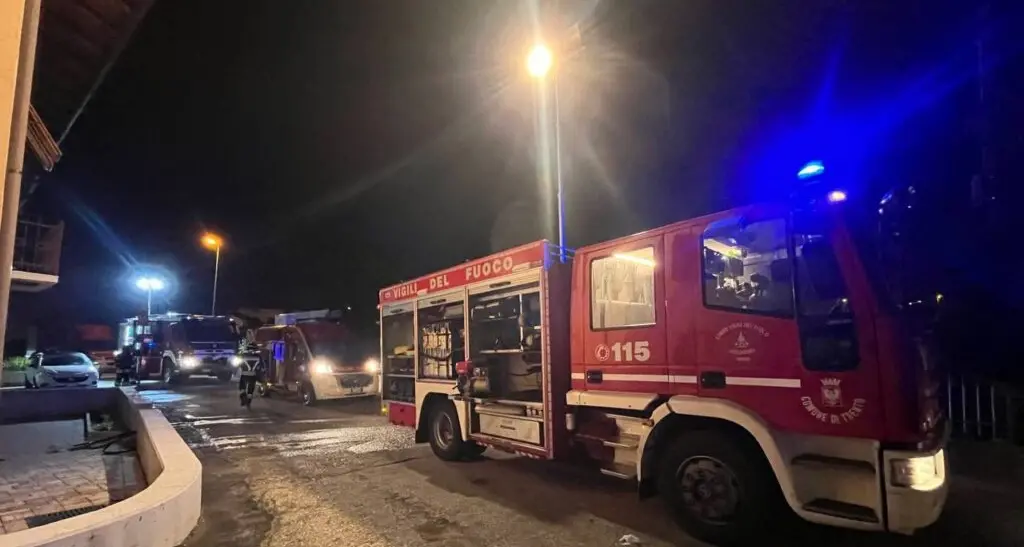 Incendio distrugge il Salumificio Rosa di Sersale, gravi danni allo stabilimento\n