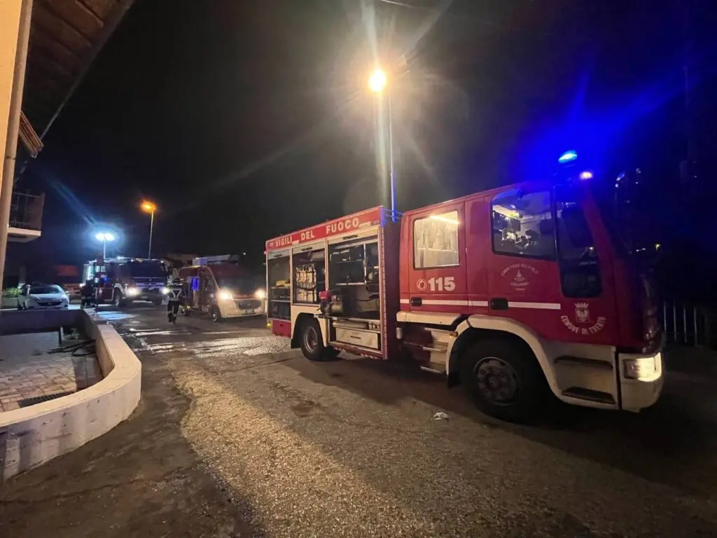 Incendio distrugge il Salumificio Rosa di Sersale, gravi danni allo stabilimento\n