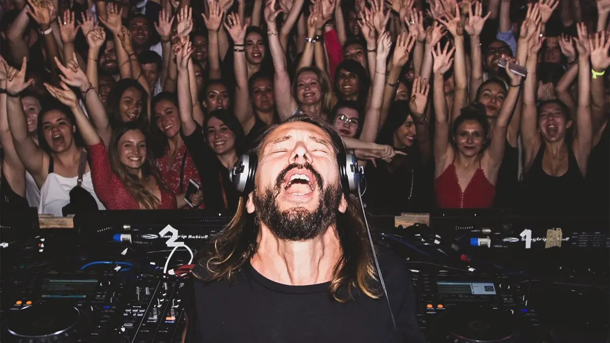 Bob Sinclair in consolle (foto FB ufficiale)