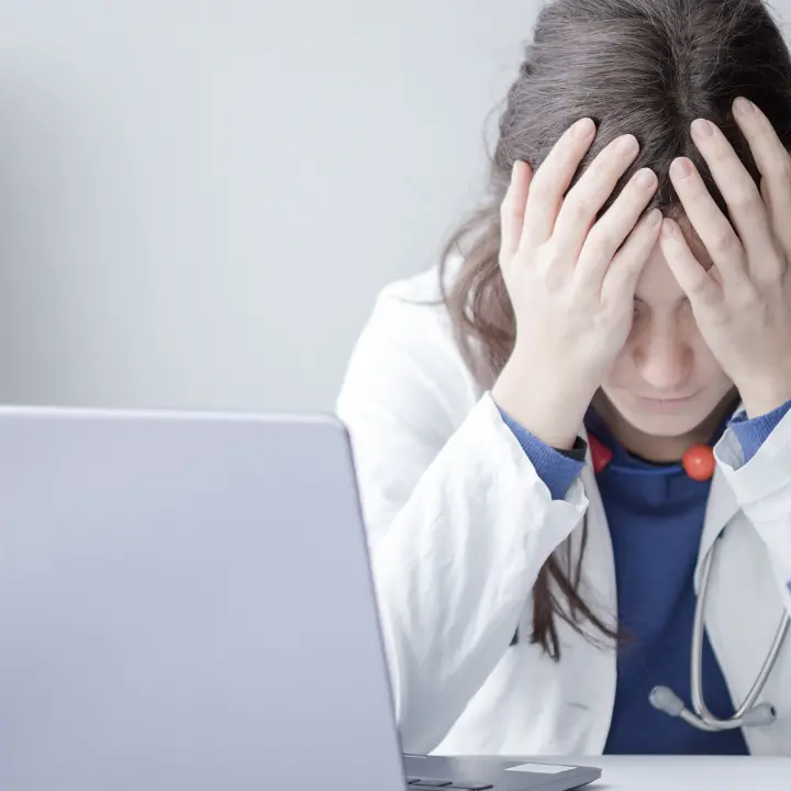 Gettonisti e medici in fuga\u00A0mettono a rischio l’assistenza, in Calabria ospedali sempre più in crisi\n