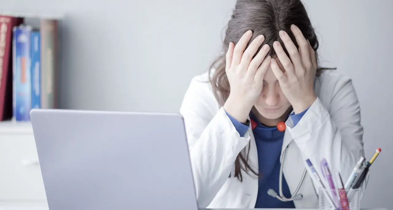 Gettonisti e medici in fuga\u00A0mettono a rischio l’assistenza, in Calabria ospedali sempre più in crisi\n