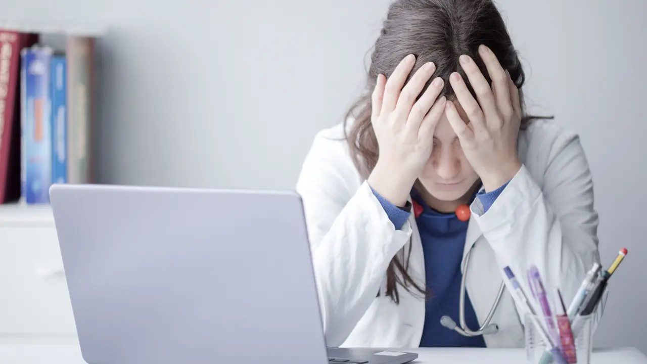 Gettonisti e medici in fuga\u00A0mettono a rischio l’assistenza, in Calabria ospedali sempre più in crisi\n