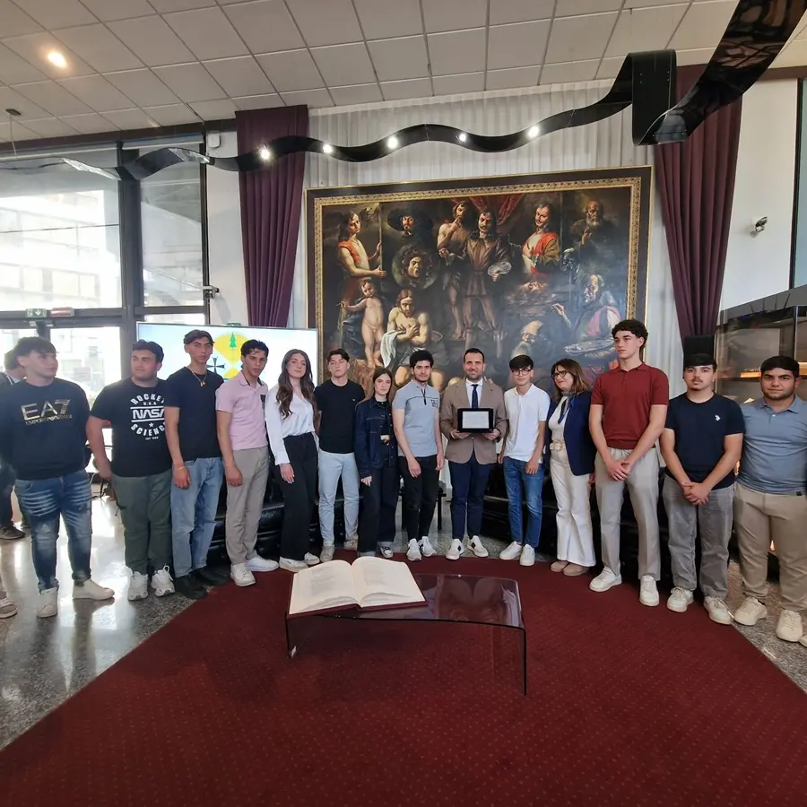 La 4ª D del Liceo Volta a palazzo Campanella,\u00A0Cirillo: «La solidarietà dei giovani diventi buona pratica»\n