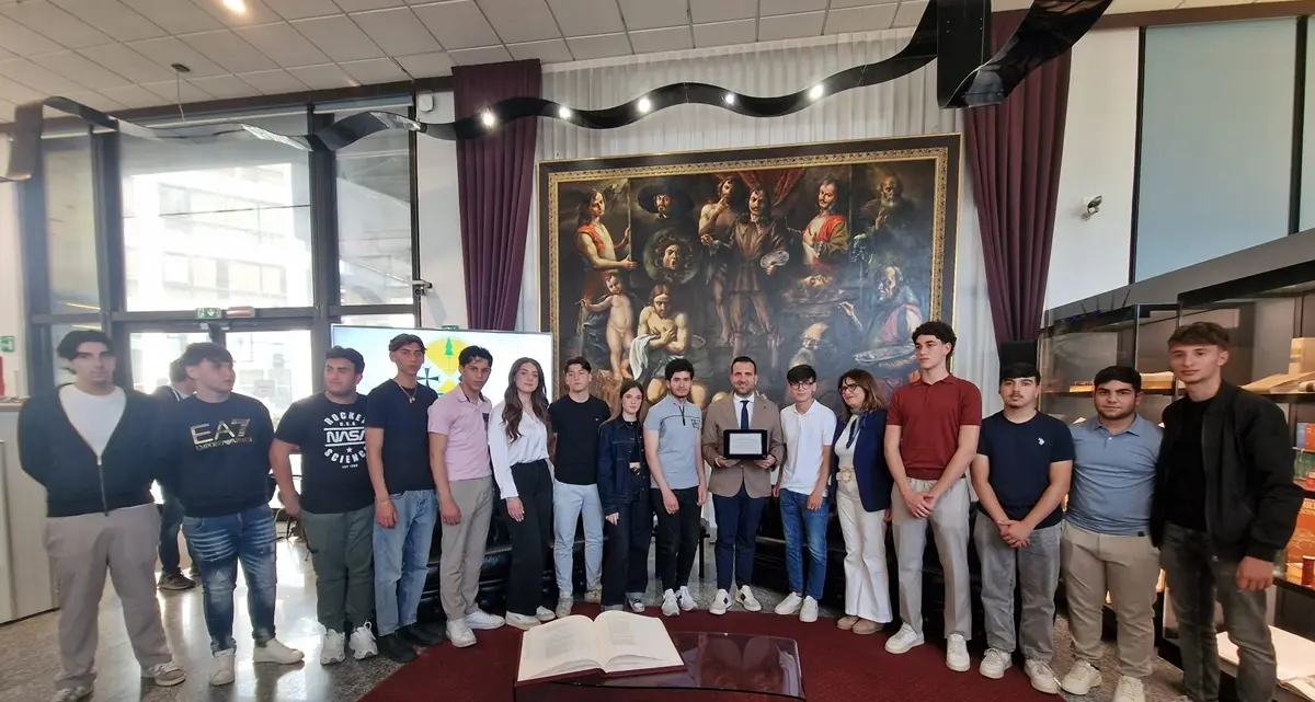 La 4ª D del Liceo Volta a palazzo Campanella,\u00A0Cirillo: «La solidarietà dei giovani diventi buona pratica»\n