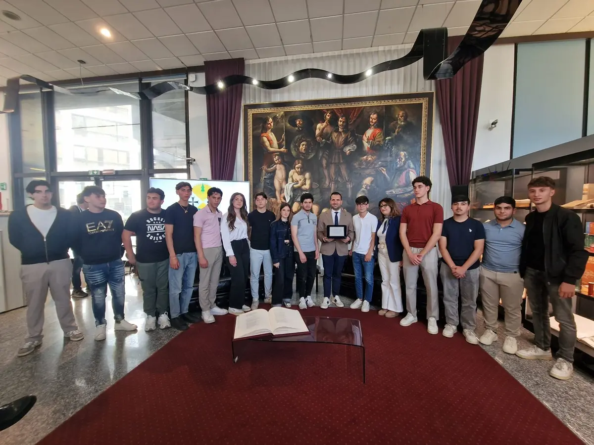 La 4ª D del Liceo Volta a palazzo Campanella,\u00A0Cirillo: «La solidarietà dei giovani diventi buona pratica»\n