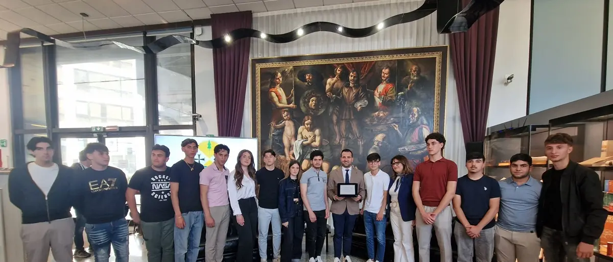 La 4ª D del Liceo Volta a palazzo Campanella,\u00A0Cirillo: «La solidarietà dei giovani diventi buona pratica»\n