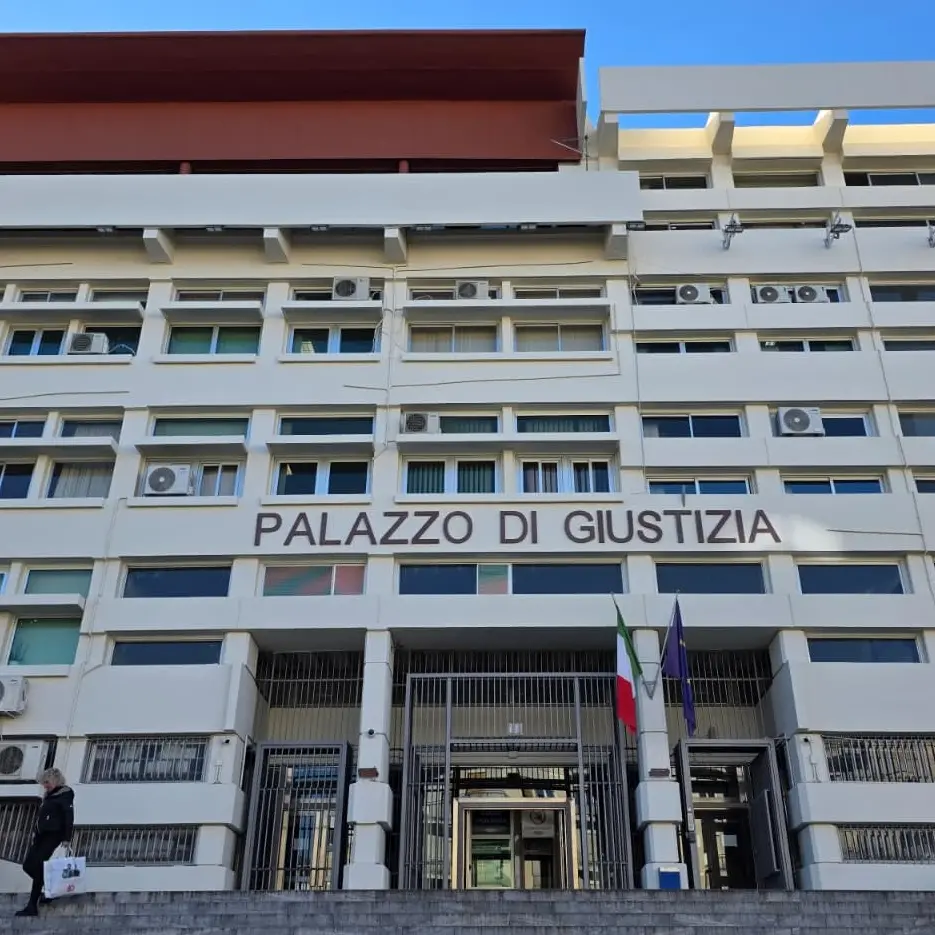 Cosenza, era uscito in giardino per porgere un attrezzo da lavoro al padre: non violò gli arresti domiciliari\n