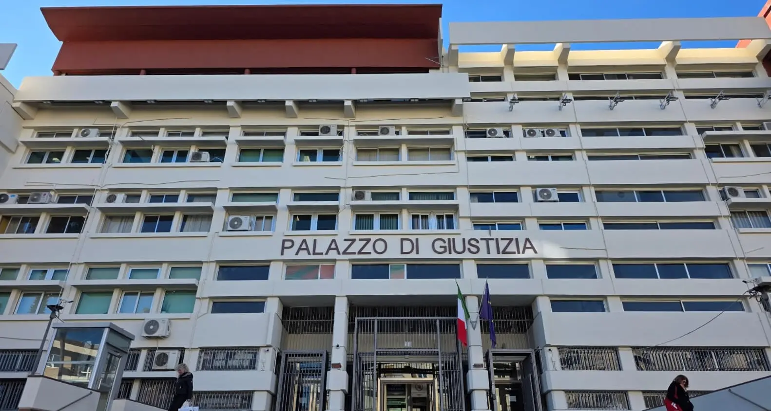 Cosenza, era uscito in giardino per porgere un attrezzo da lavoro al padre: non violò gli arresti domiciliari\n