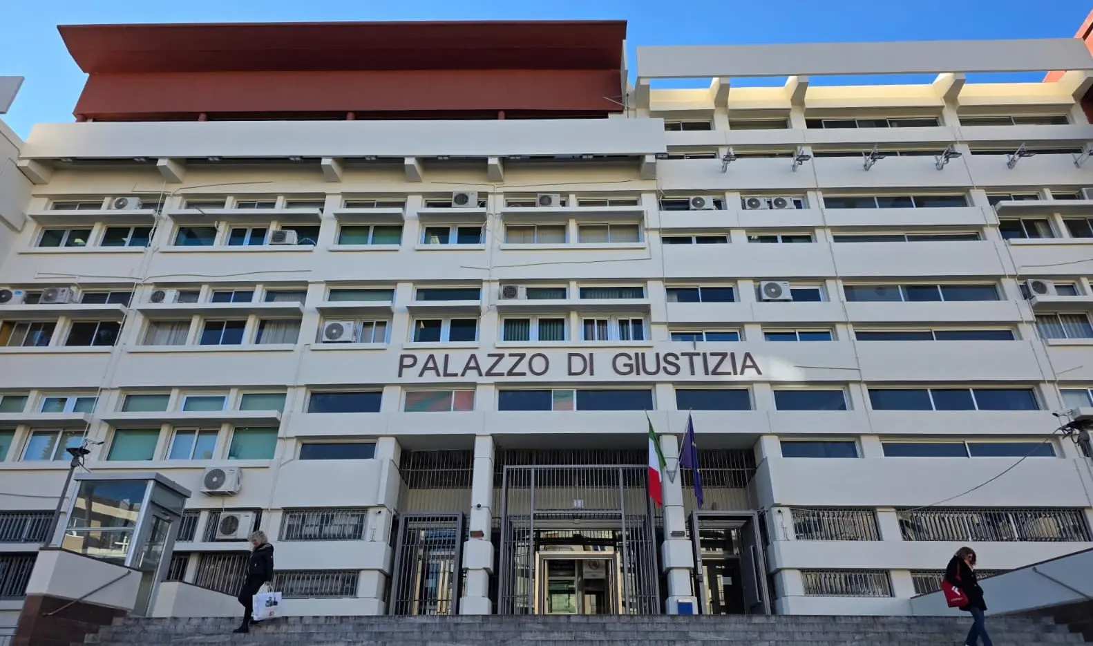 Cosenza, era uscito in giardino per porgere un attrezzo da lavoro al padre: non violò gli arresti domiciliari\n