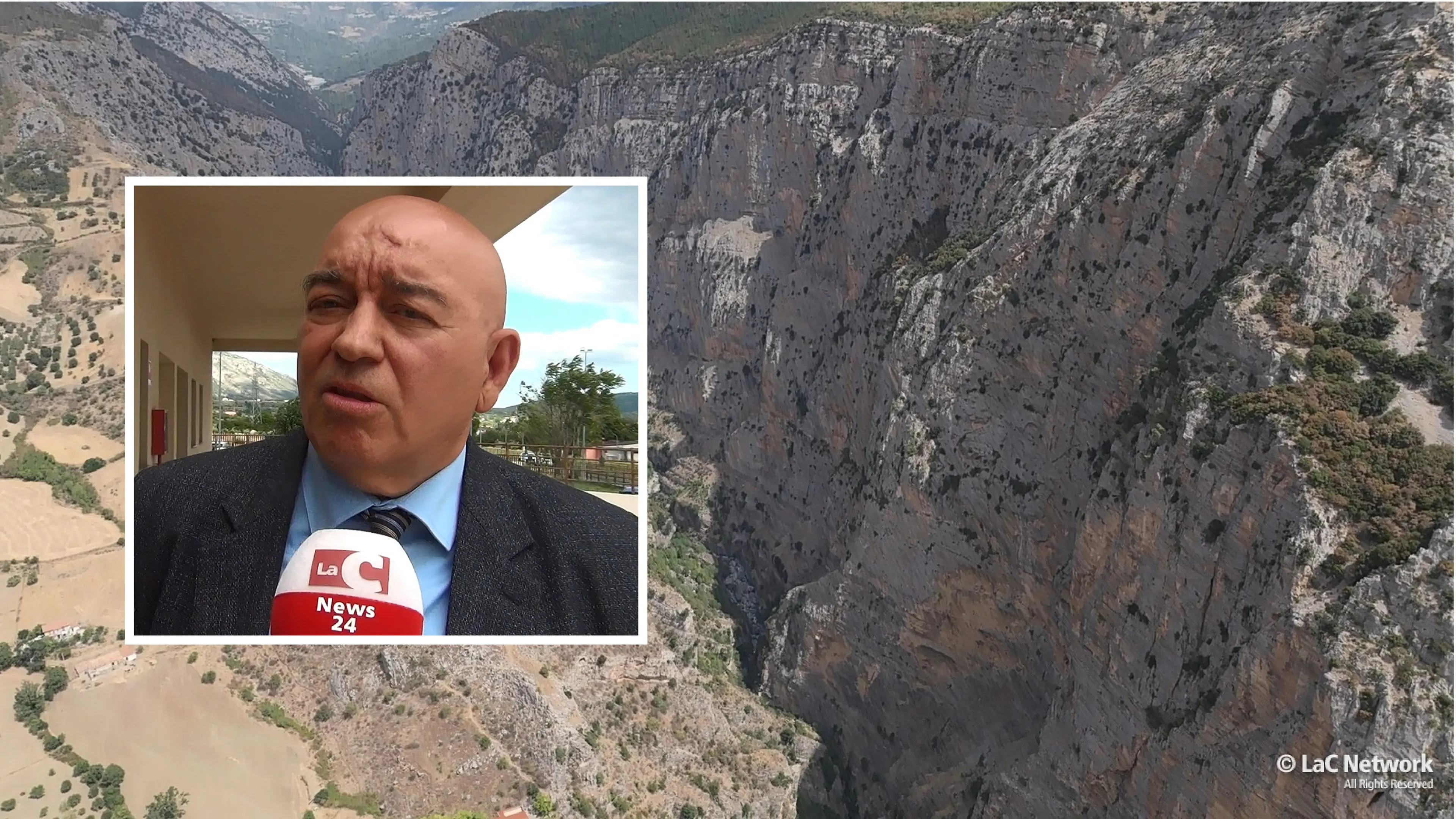 <p>«Ho la coscienza a posto,<span style=\"color:hsl(0, 75%, 60%);\"> sono innocente</span>»: l’amarezza del sindaco di Civita dopo la sentenza sulla strage del Raganello</p>