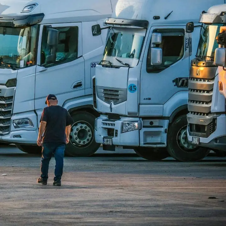 <p>Scongiurato lo stop dei tir: dal Governo aiuti al settore, ma in Calabria il caro carburanti ha portato via quasi 100 milioni</p>