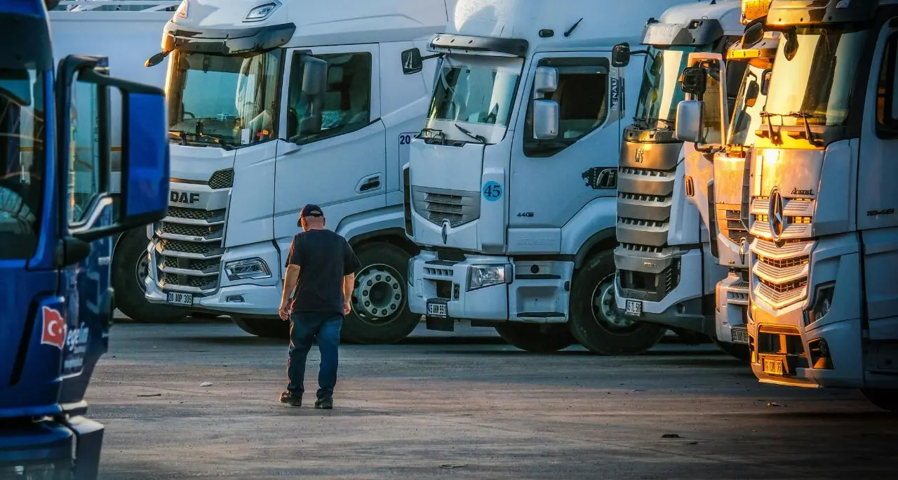 Scongiurato lo stop dei tir: dal Governo aiuti al settore, ma in Calabria il caro carburanti ha portato via quasi 100 milioni\n