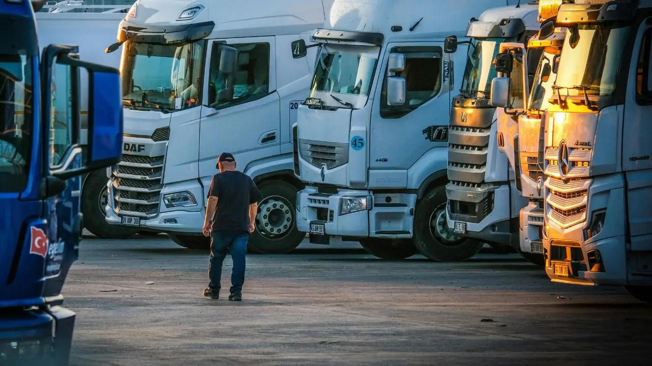 Scongiurato lo stop dei tir: dal Governo aiuti al settore, ma in Calabria il caro carburanti ha portato via quasi 100 milioni\n