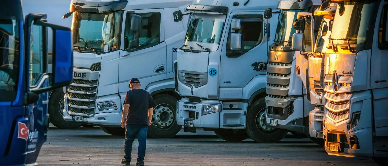 Scongiurato lo stop dei tir: dal Governo aiuti al settore, ma in Calabria il caro carburanti ha portato via quasi 100 milioni\n