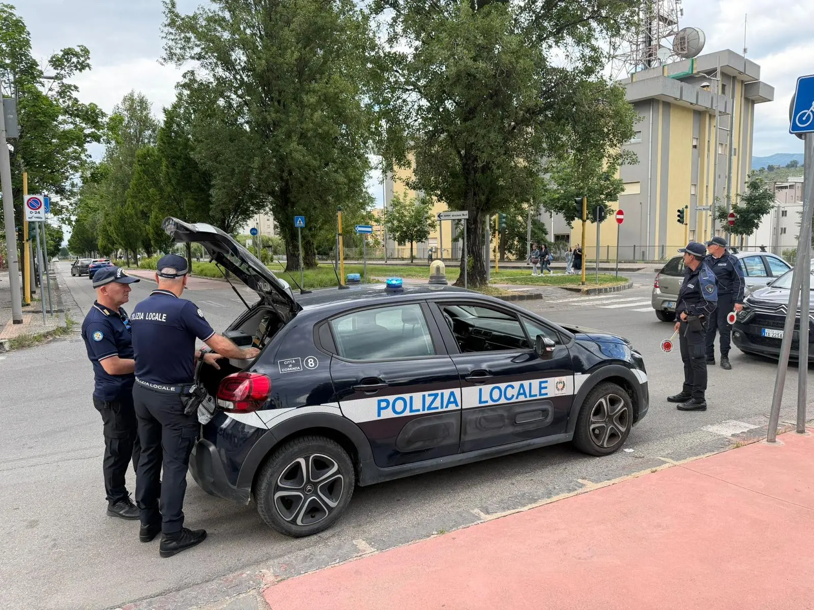 Cosenza, al via i controlli della Polizia municipale sull’obbligo di targa per i monopattini elettrici\n