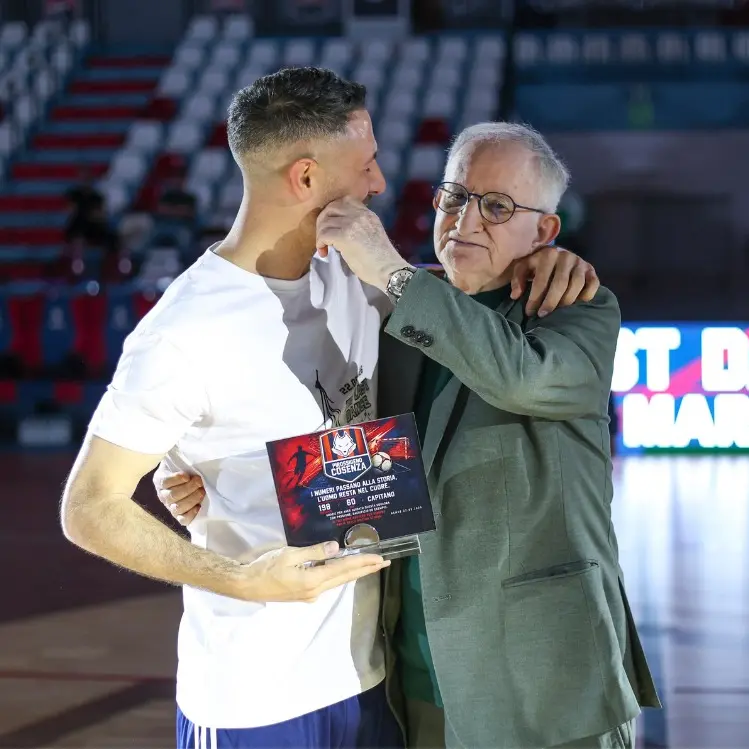 Paride Marchio saluta il futsal, la Pirossigeno Cosenza abbraccia il suo capitano\n