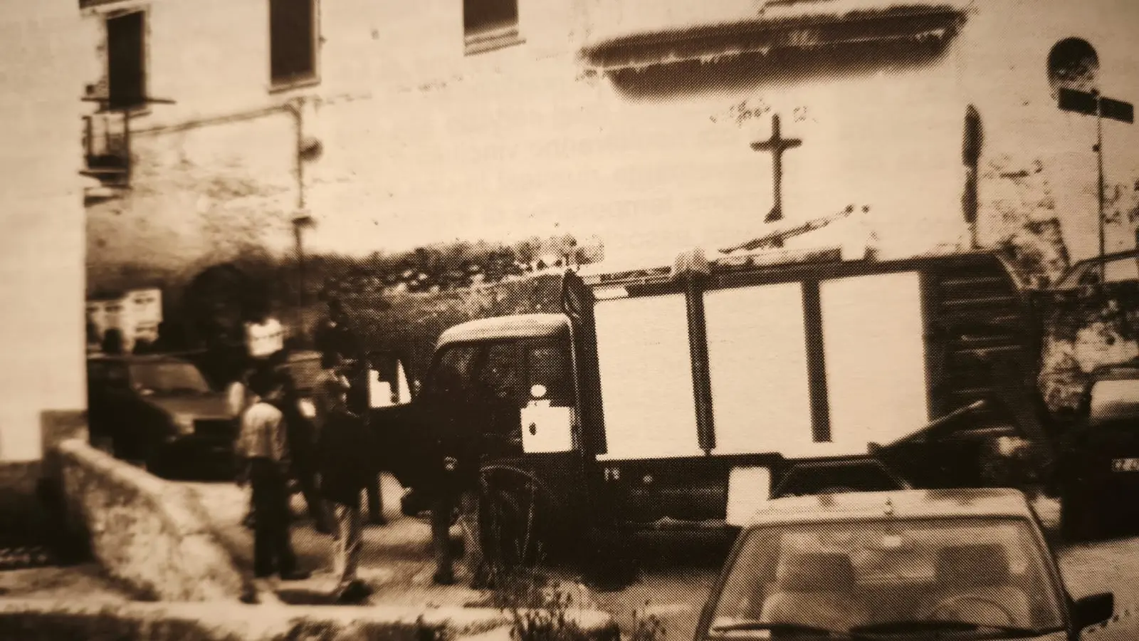 <p>Foto dell'eccidio dei due netturbini tratte dalla rivista Città del 12 dicembre 1992</p>\\n